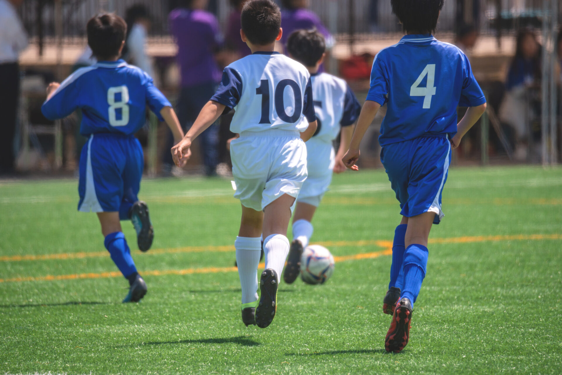 グラウンドでサッカーをする子供たち